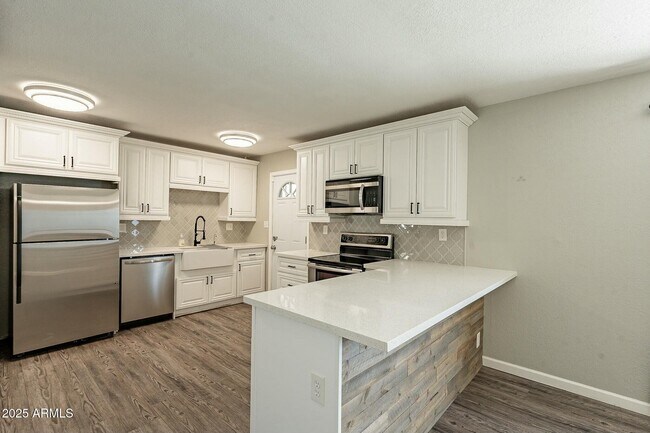 Building Photo - 1715 E El Parque Dr