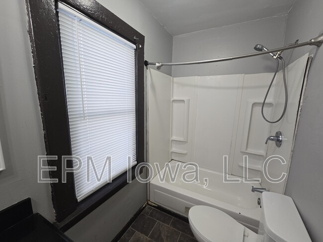 Building Photo - 208 Clay St