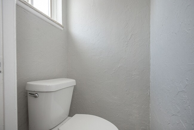 Building Photo - 2 BED 1.5 BATH UNIT IN THE BANBURY CONDOMINIUMS!