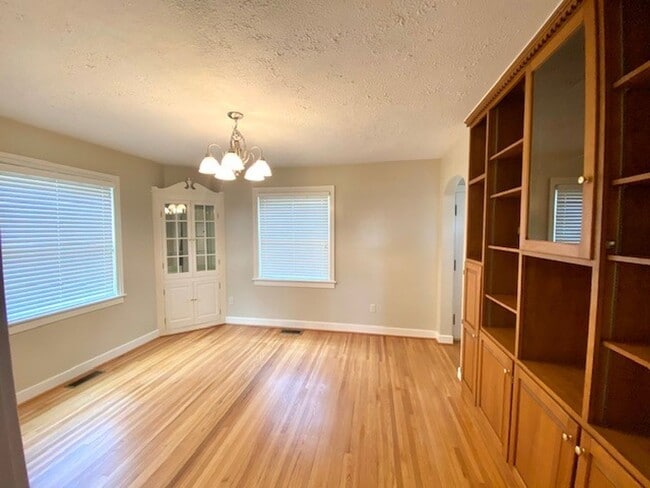 Building Photo - JUST REDUCED!!  Gorgeous 3 Bedroom Renovat...