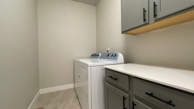 Building Photo - Great Townhouse in Windsor - Highland Meadows
