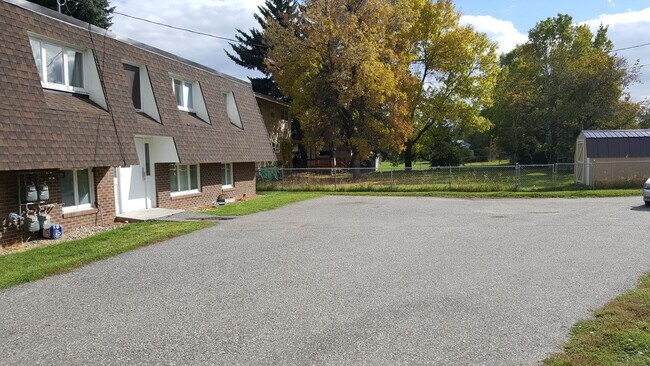 Building Photo - 216 Hemlock St N