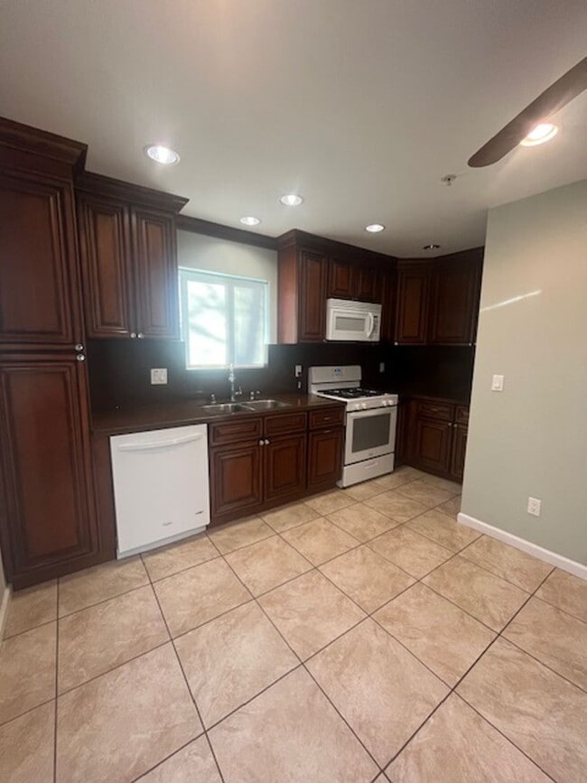 Building Photo - Charming Loma Linda Back House with All Utilities + Wi-Fi  Included