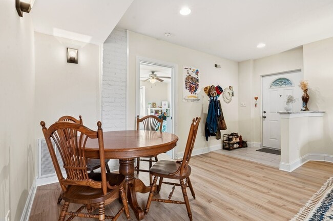 Building Photo - Beautiful apartment less than 1 mile from Brightleaf Square! Utilities Included!