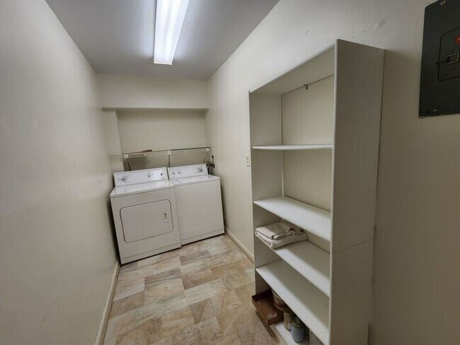 Building Photo - Two Bedroom Two Bath Condo with Pool Access