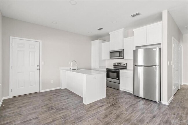 Building Photo - 1305 Shavano Dr