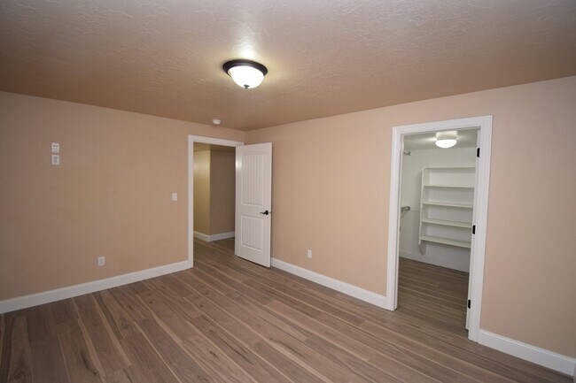 Building Photo - Stunning 6 bedroom 3 bathroom home in Daybreak South Jordan!!!
