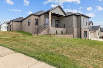 Building Photo - 702 S Thornridge Dr