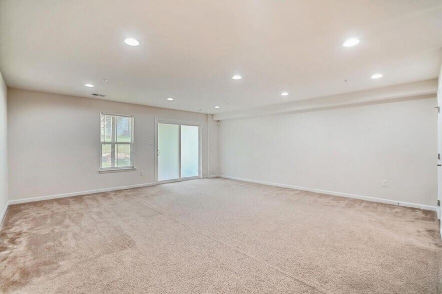 Building Photo - 725 Apple Orchard Dr