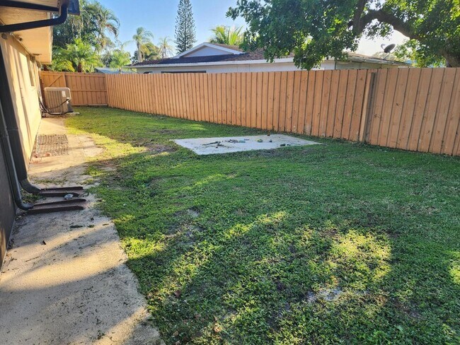 Building Photo - 357 NE Brasher Ct