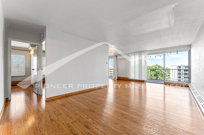 Building Photo - Gorgeous Condo with Ductless AC System  an...