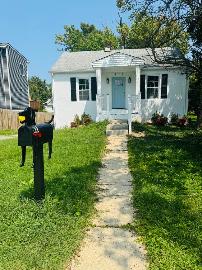 Building Photo - 404 S Horners Ln