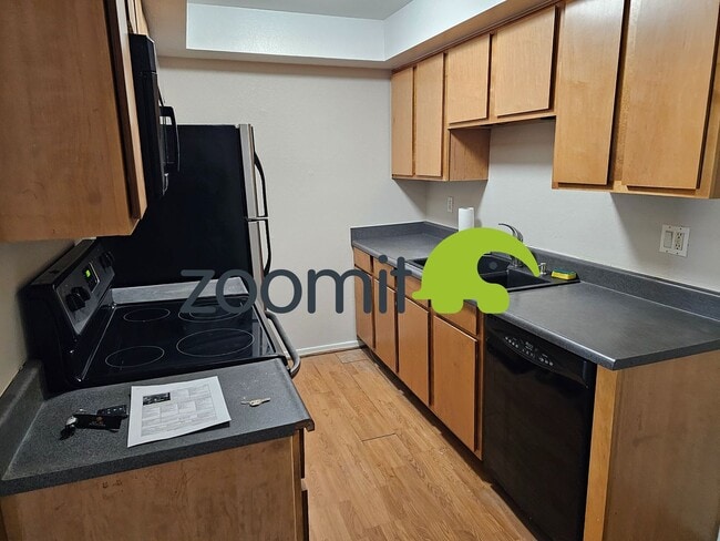 Building Photo - Cute 2 bedroom 2 bath condo in gated community