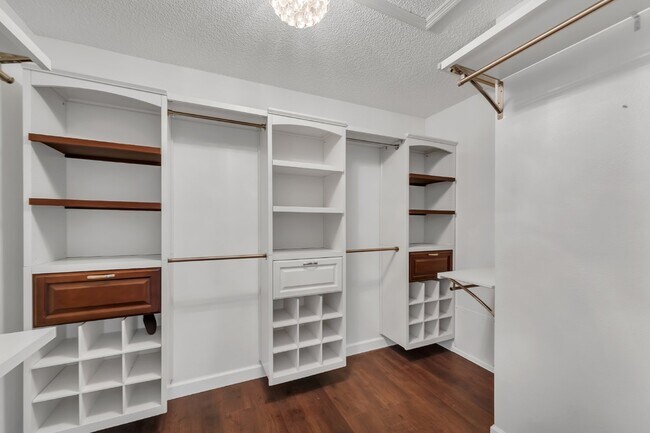 Building Photo - Spacious 6-bedroom, 3-bathroom and pool Tu...