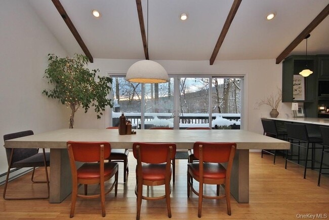 Building Photo - 117 Seven Hills Lake Dr