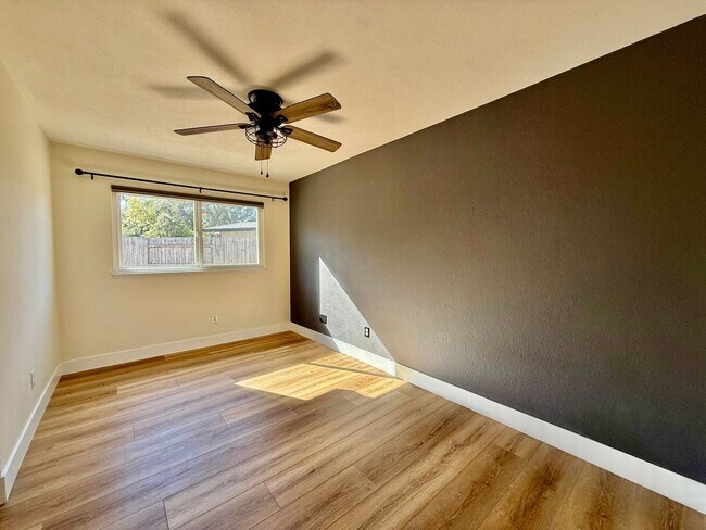 Building Photo - 310 Creekside Ct