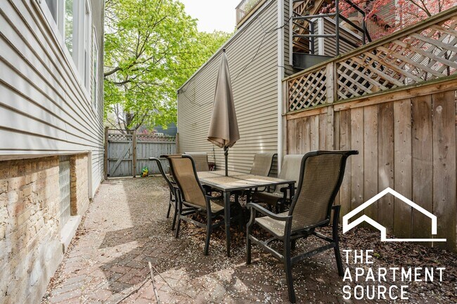 Building Photo - 3010 N Greenview Ave