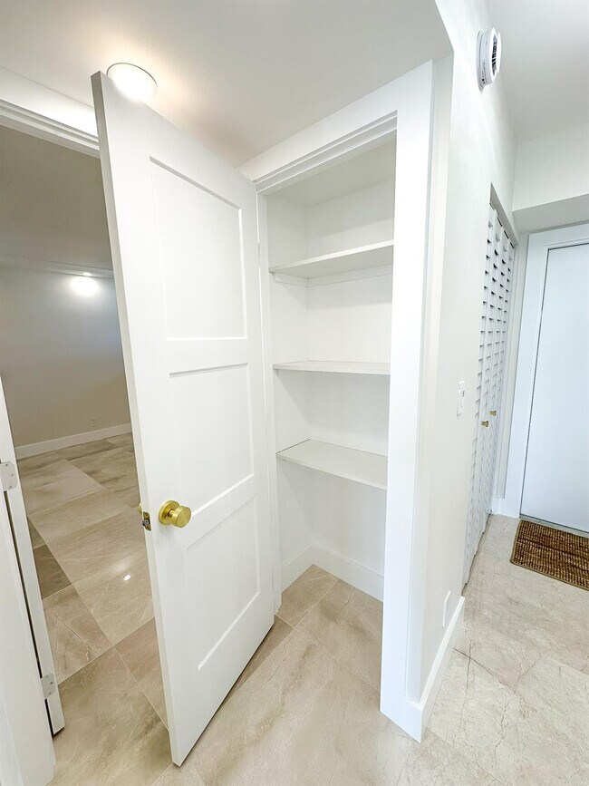 Building Photo - 4800 Bayview Dr