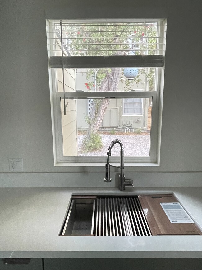 Big kitchen sink for studio - 3146 Rowena Ave