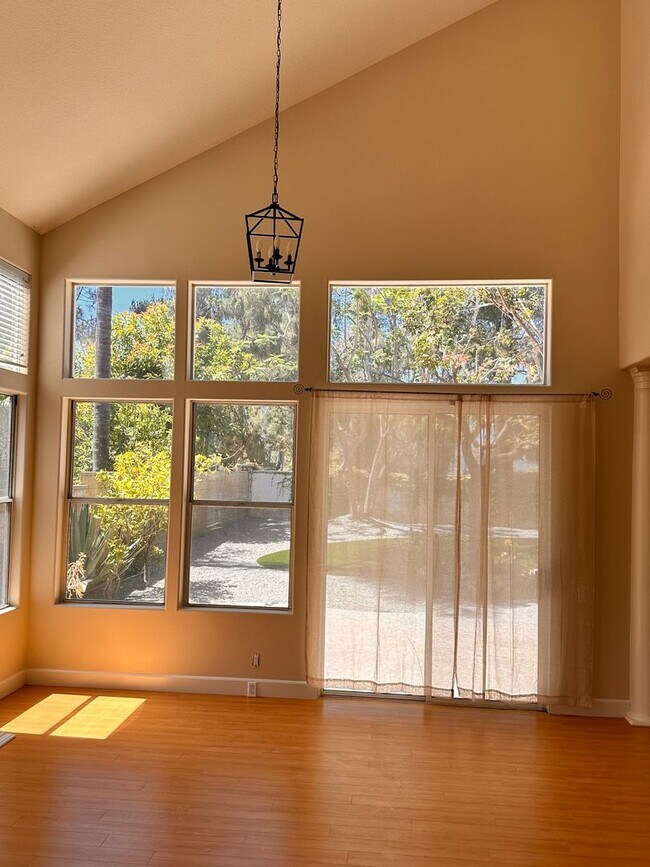 Building Photo - Great 4 bedroom Moorpark Home in Great Nei...