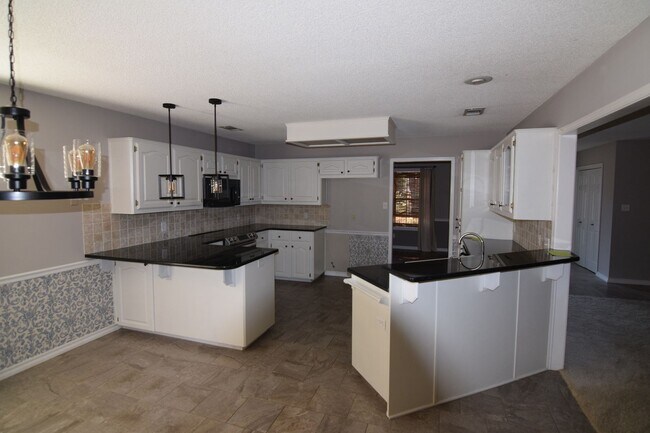 Building Photo - 3900 Bristol Ln