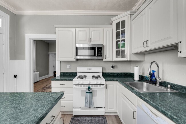 Building Photo - 2 BR+ Den/office, 2 bath Bloomfield/Upper ...