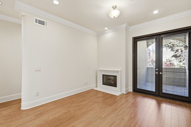 Building Photo - 10305 Almayo Ave