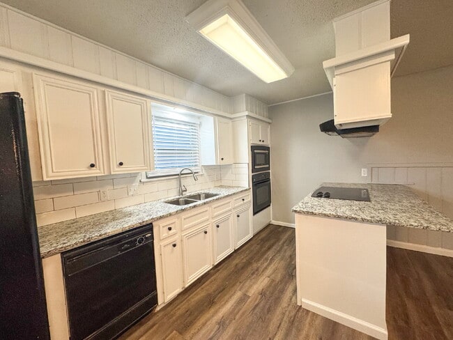 Building Photo - Newly-updated, 3-bedroom near LCU!