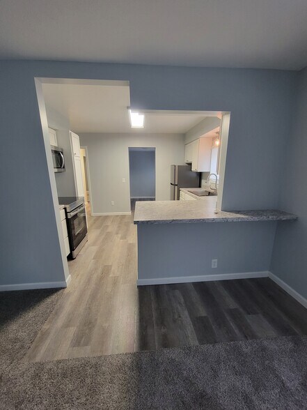 Building Photo - 183 Maple St