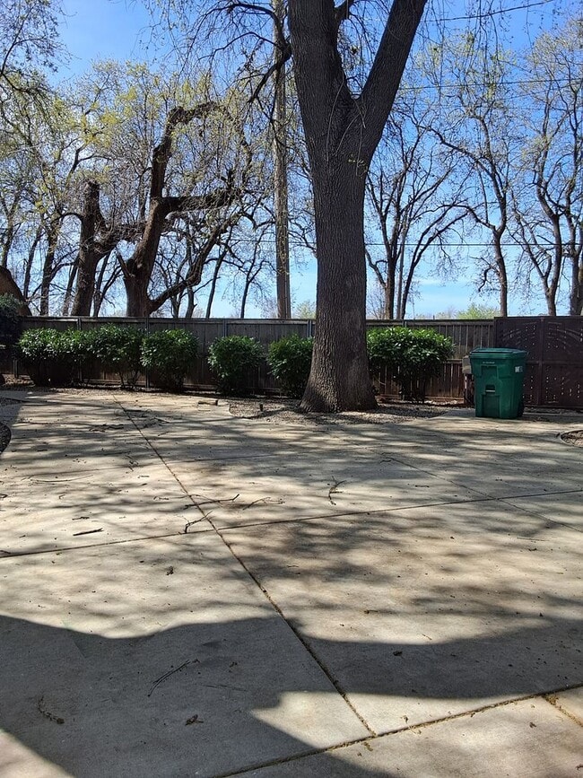 Building Photo - 2204 Estes Rd