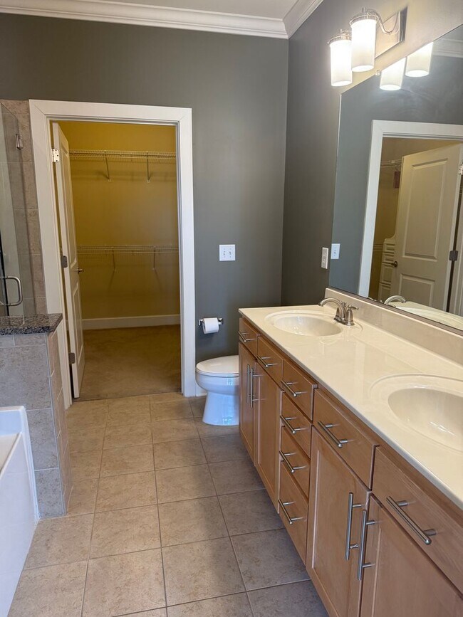 Building Photo - Furnished 2 Bedroom in Winstead Commons! Convenient to Lawndale Dr, Battleground Ave, and More!