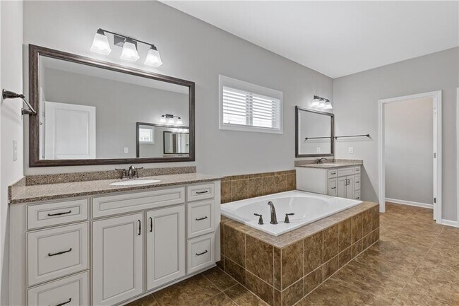 Building Photo - 5440 Northview Lake