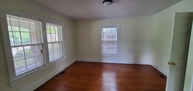 Building Photo - 6 Bedroom 2 Bathroom Single Family Home