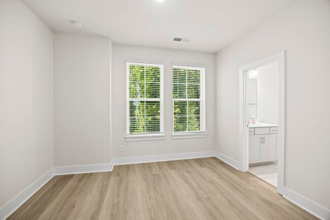 Building Photo - 3213 Zenith Ln
