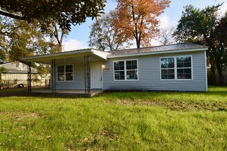 Building Photo - Recently Renovated 3 Bedroom House - Section 8 Welcome