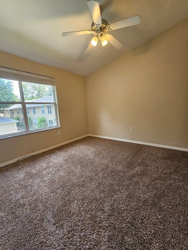 Building Photo - 2 Bedroom/ 2.5 Bath in Victoria Station