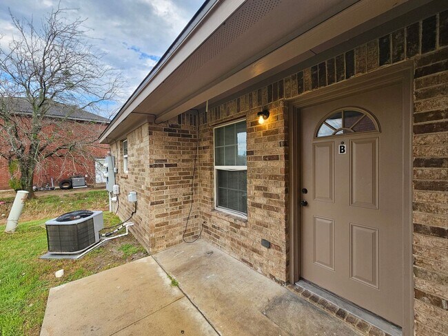 Building Photo - 803 Leifester Cir