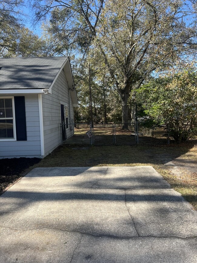 Building Photo - 934 Pineland Ave