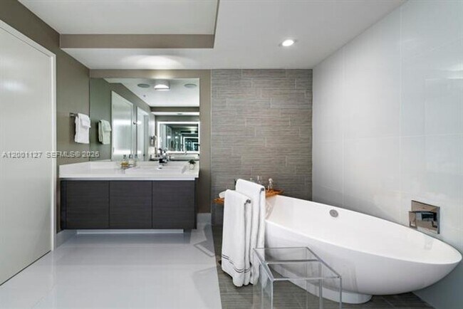 Building Photo - 300 Sunny Isles Blvd