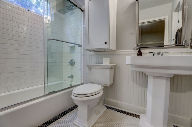 Building Photo - Gorgeous Home in Old Towne Orange