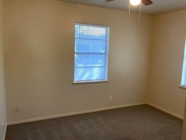 Building Photo - Good looking, updated 2 bedroom close to c...