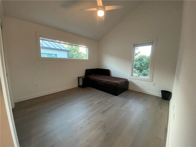 Building Photo - 1021 1/2 E 38th St