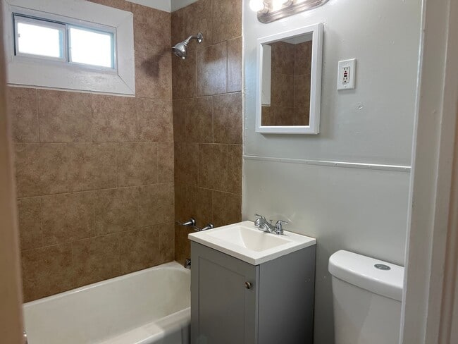 Building Photo - Charming 2 Bedroom
