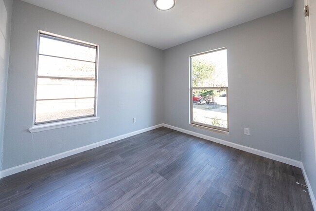 Building Photo - 4900 Hawk Cove