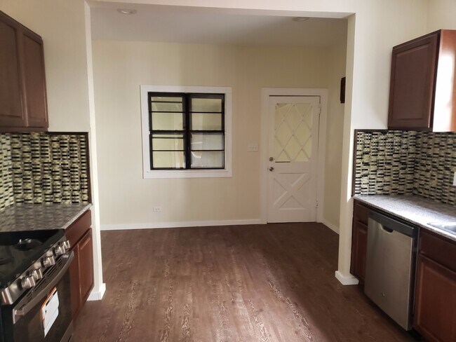 Building Photo - 3 Bedroom 2 bathroom Family Home