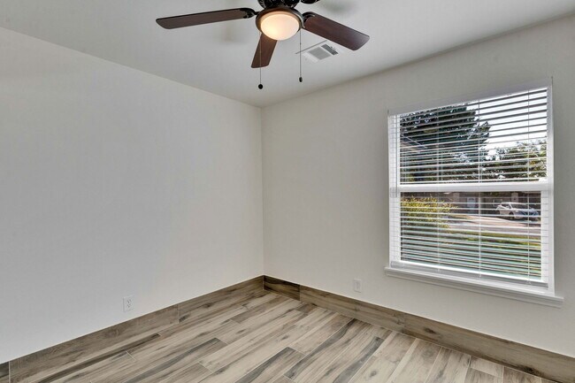 Building Photo - 8216 View Ridge Dr