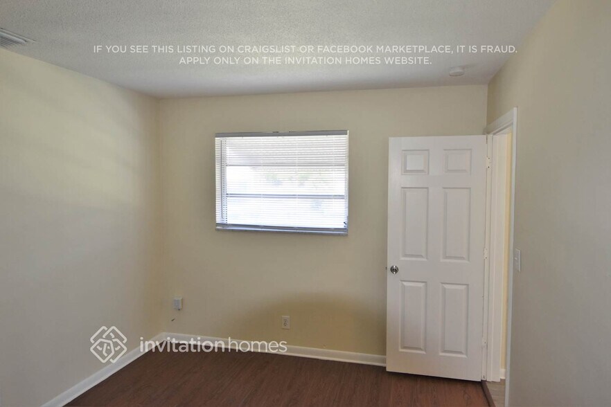 Building Photo - 1612 W River Dr