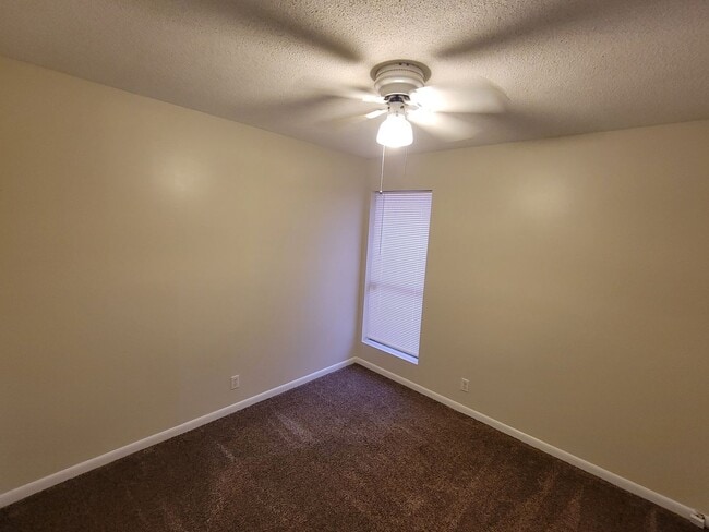 Building Photo - Cute 3B/2B Home Available on October 1st!