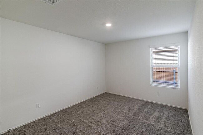 Building Photo - 744 Xanadu Dr