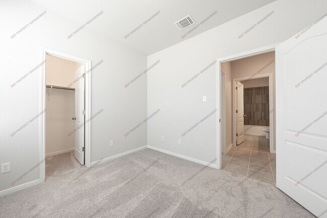 Building Photo - 711 Friars Lndg Dr